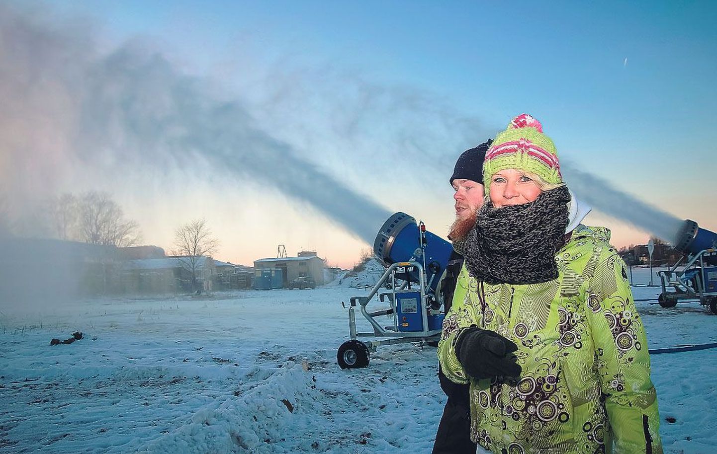 Jääfestivali korraldajate Piret Hallik-Sassi ja Aavo Kubja silme all paiskasid kahurid eile pärastlõunal välja esimesed portsud kunstlund. Nii pea, kui kunstlund on piisavalt toodetud, hakatakse sellest lumelinna ehitama.