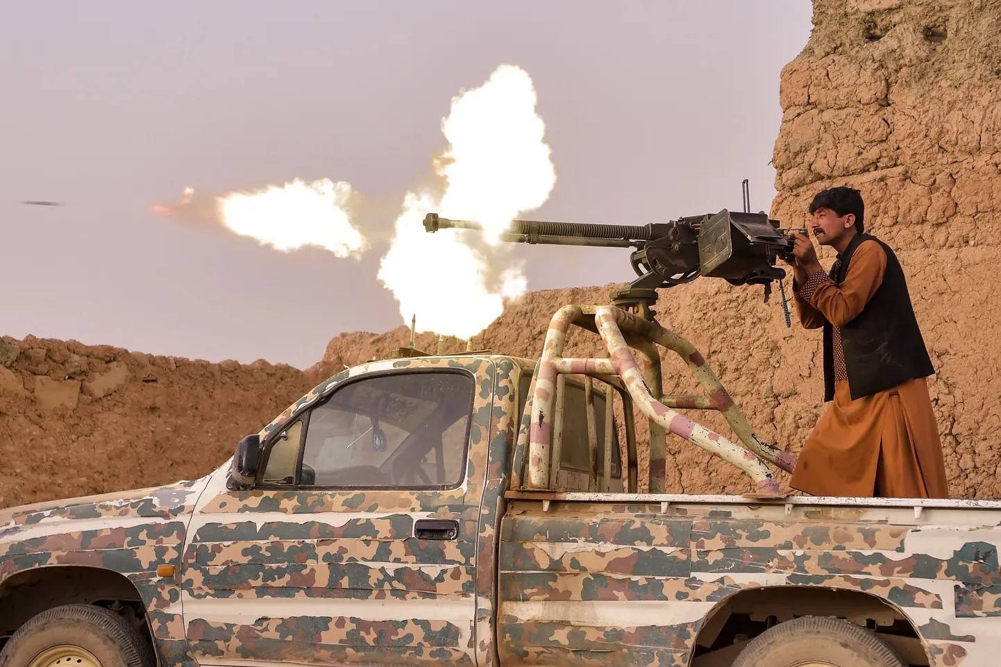 Valitsusmeelse relvarühmituse liige Talibaniga Lashkar Gah all lahingut pidamas.