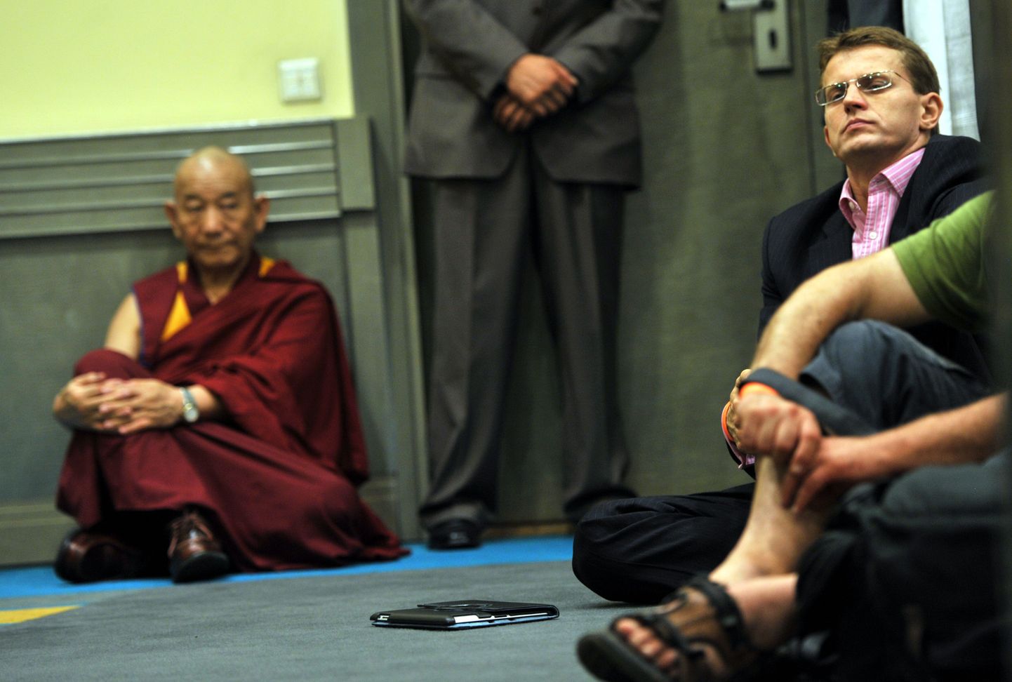 Siseminister Ken-Marti Vaher dalai-laama esinemise ajal