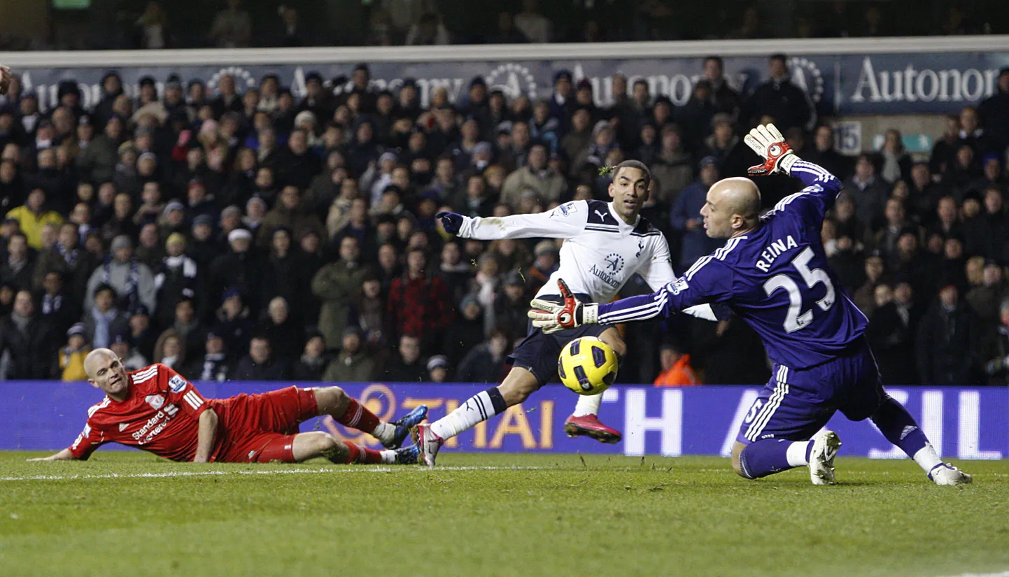 Aaron Lennon on saatnud palli Jose Reinast mööda.