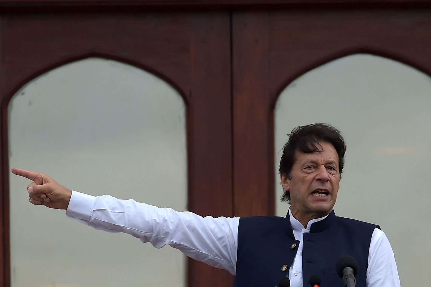 Pakistani peaminister Imran Khan reedel Islamabadis India Kashmiri-otsuse vastaste rahvameeleavalduste raames peaministri residentsi ees kõnet pidamas.
