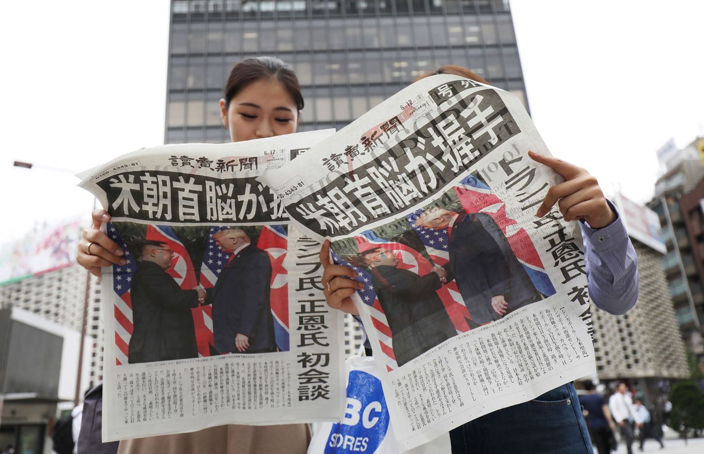Tokyo tänavatel loeti agaralt uudiseid Kimi-Trumpi kohtumise kohta.