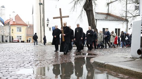 FOTOD JA VIDEO ⟩ Kristlased tähistavad suurt reedet ristitee rännakuga