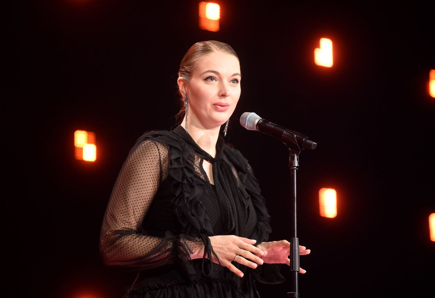 Mihaila Čehova Rīgas Krievu teātra direktore Dana Bjorka piedalās mūzikas ierakstu gada balvas "Zelta mikrofons" svinīgajā balvu pasniegšanas ceremonijā Dailes teātrī.