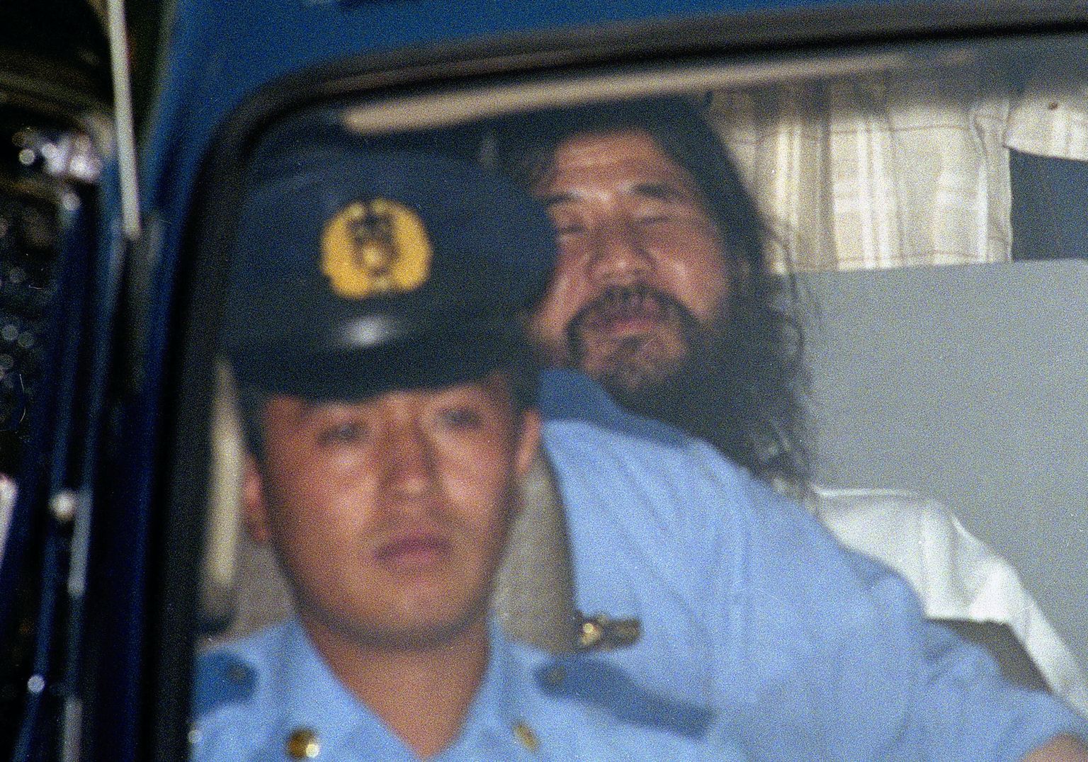 16. august 1995: Ülima Tõe sekti juht Shoko Asahara toimetatakse Tokyo kohtust politseihoonesse.