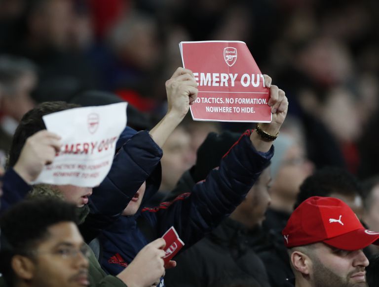 Arsenali fännid nõudsid tungivalt Emery lahti laskmist. Pilt on tehtud 2019. aasta novembris Emery Arsenalis viimaseks jäänud mängu ajal.