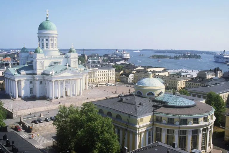 Helsingi linnulennul üle Senati väljaku presidendilossi poole. Kesksel kohal arhitekt C.L. Engeli projekteeritud linna uhkus – toomkirik.
