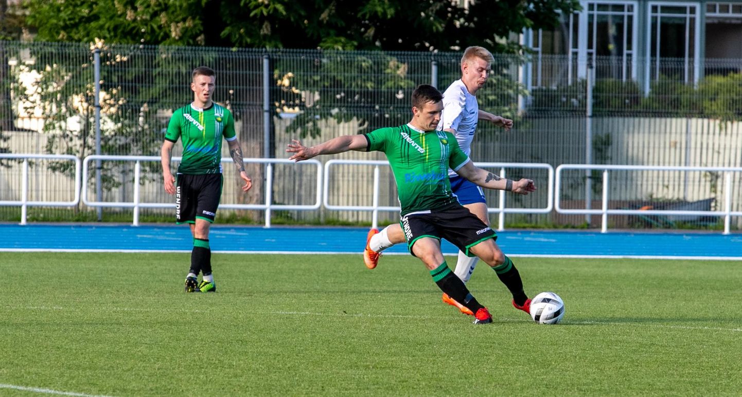 Vändra Vapruse jalgpallivõistkond (rohelises vormis) asub 15 mängu järel esiliigas kuuendal kohal. 