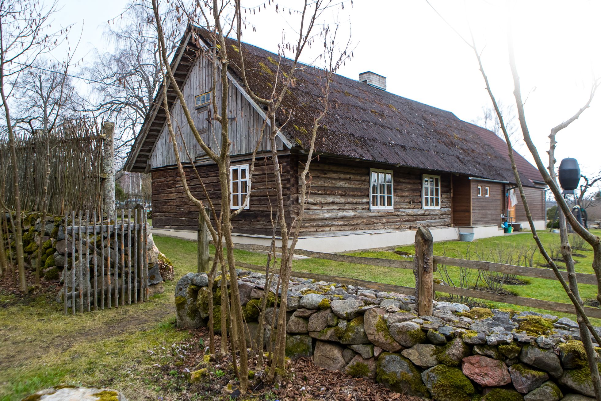 Aastal 2013 valiti Saatemäe talu Leisi valla heakorrakonkursi “Kena kodu 2013” üheks kaunimaks pereelamuks. 