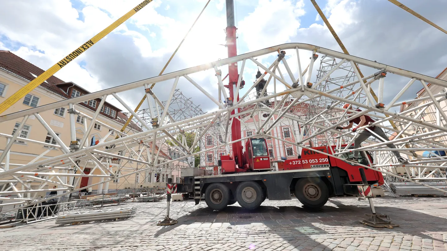 14.05.2024, Tartu
Raekoja platsile kerkib Tartu 2024 tähtsündmuse "Suudlev Tartu" lava 
Foto Margus Ansu, Tartu Postimees