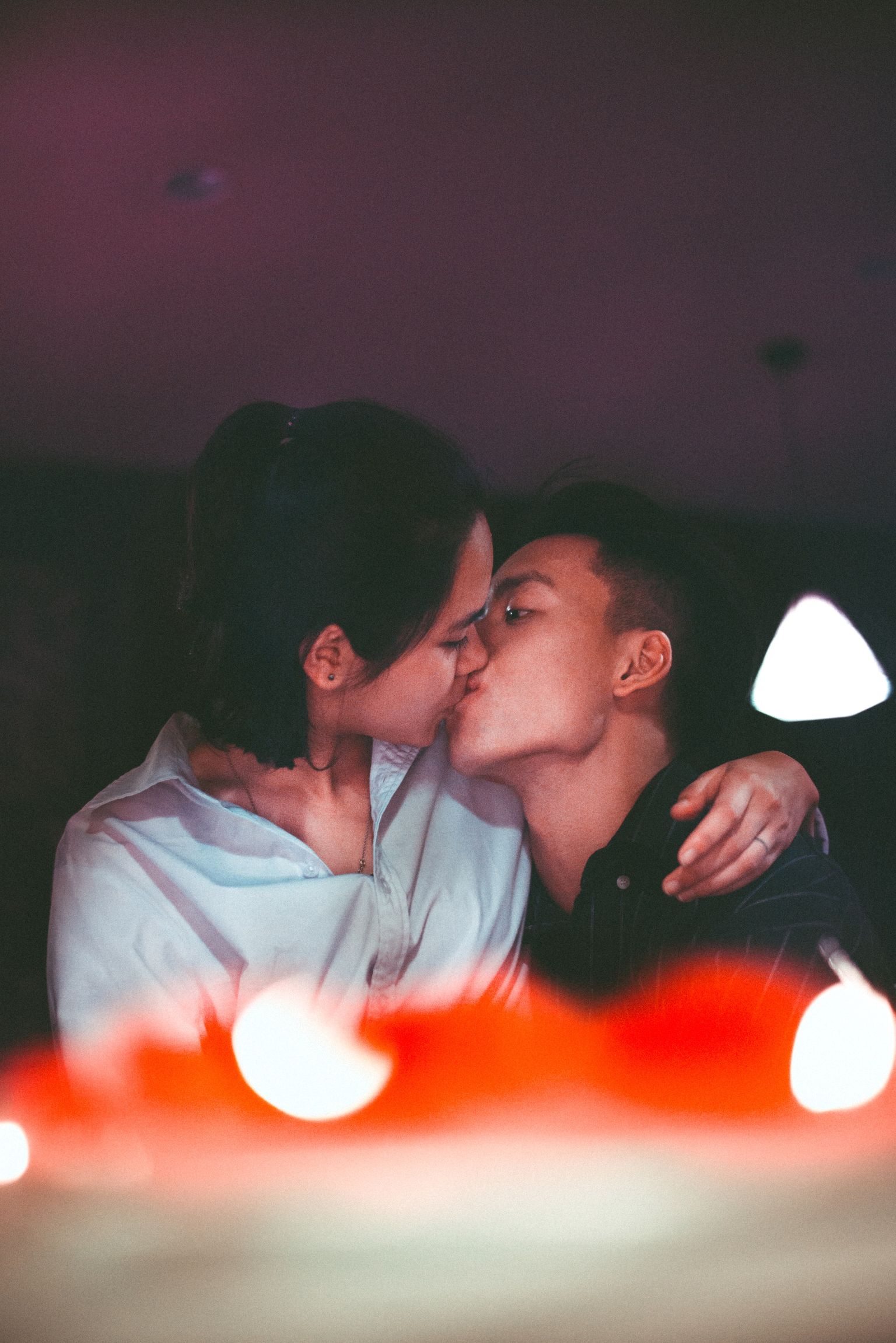 Mees ja naine suudlemas. Pilt on illustreeriv.