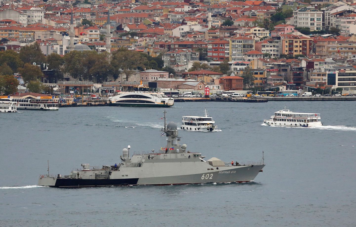 Vene sõjalaev Zeljnõi Dol mullu sügisel Türgis Istanbuli taustal.
