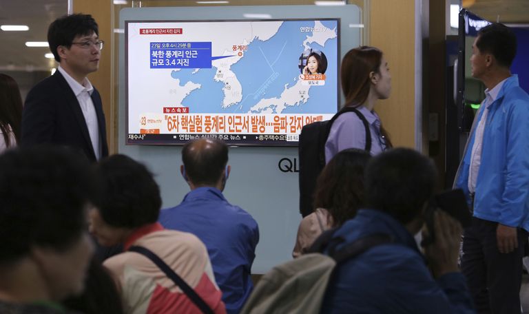 Lõuna-Korea telekanali uudistesaates on noolega ära märgitud, kus asub Punggye-ri tuumapolügoon / Scanpix