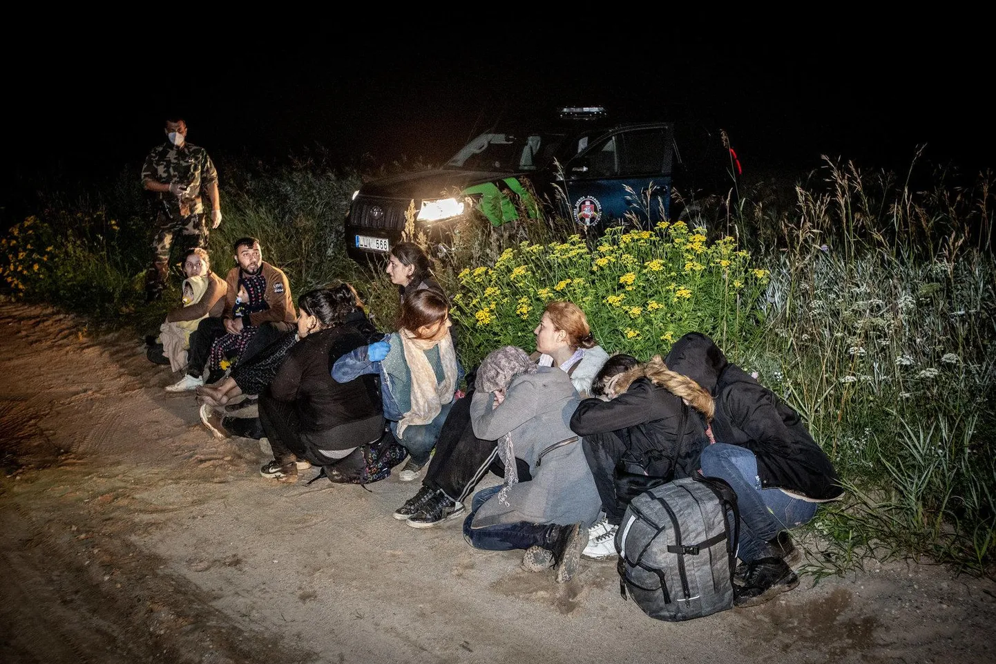Väidetavalt Iraagist pärit migrandid Leedu-Valgevene piiril.