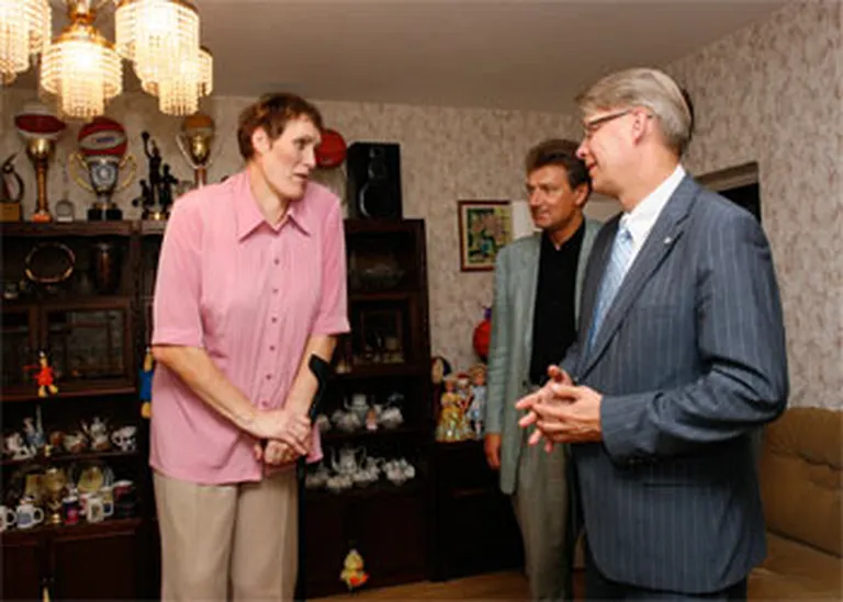 No kreisās uz labo - izcilā Latvija basketboliste Uļjana Semjonova, Latvijas Basketbola savienības prezidents Ojārs Kehris un Latvijas Valsts prezidents Valdis Zatlers. 