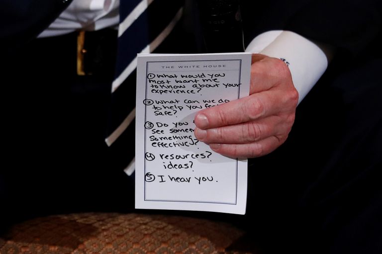 Number 45 Donald Trumpi särgikätisel ja märkmed