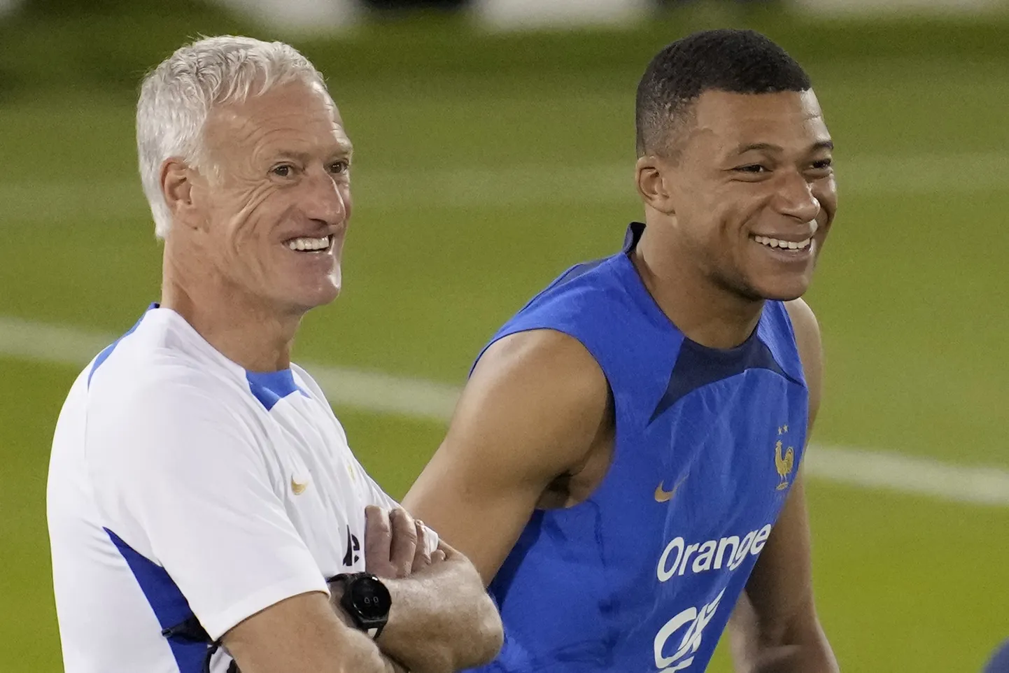 Kylian Mbappé (paremal) ja Prantsusmaa peatreener Didier Deschamps.