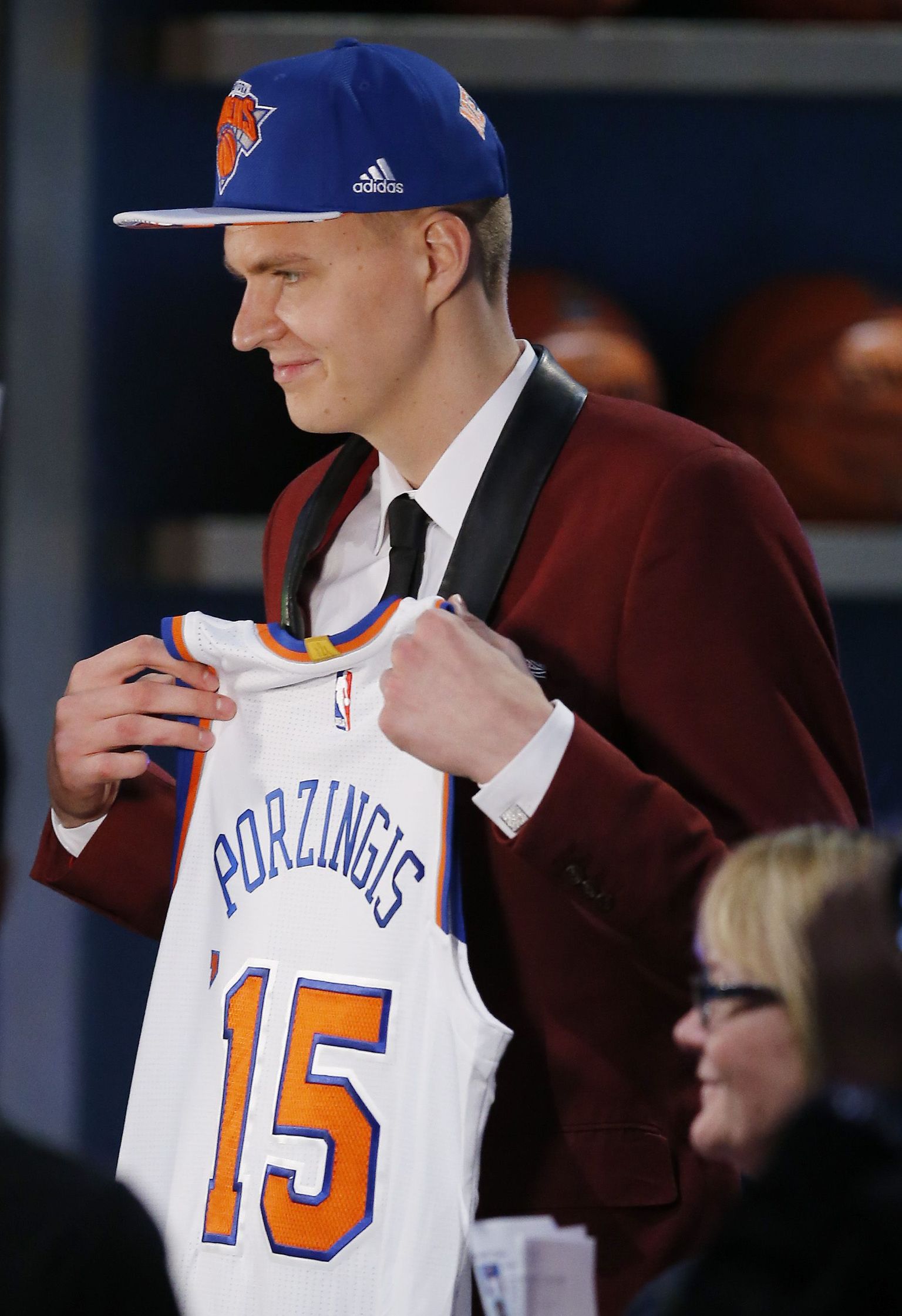 Kristaps Porzingis hakkab kandma New York Knicksi särki.