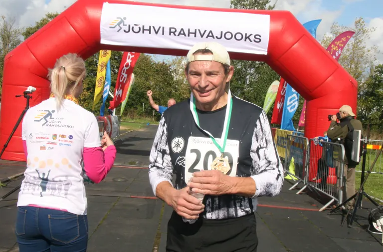 Kui varasematel aastatel on jooksurajal olnud ka mitmed Jõhvi vallavanemad, siis tänavu eelistas Max Kaur koguda jõudu järgmise aasta jooksuks, küll aga jõudis 5 km rajal õnnelikult finišisse Kohtla-Järve endine kurikuulus linnapea Jevgeni Solovjov, kel aastaid juba 71.