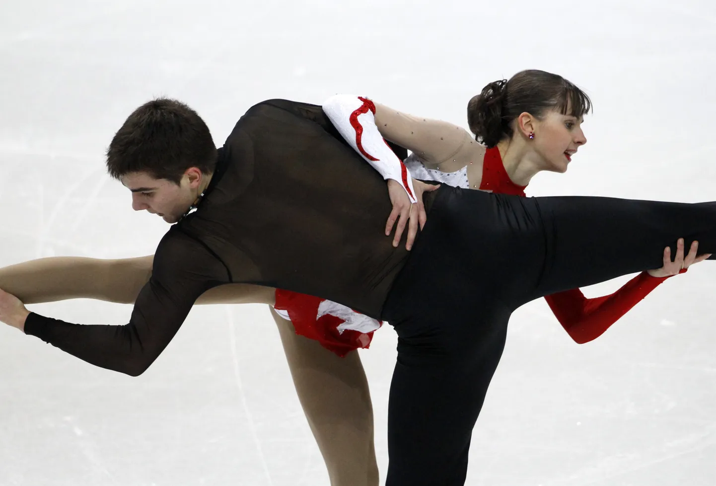 На льду эстонская пара Наталья Забияко - Сергей Кульбах.