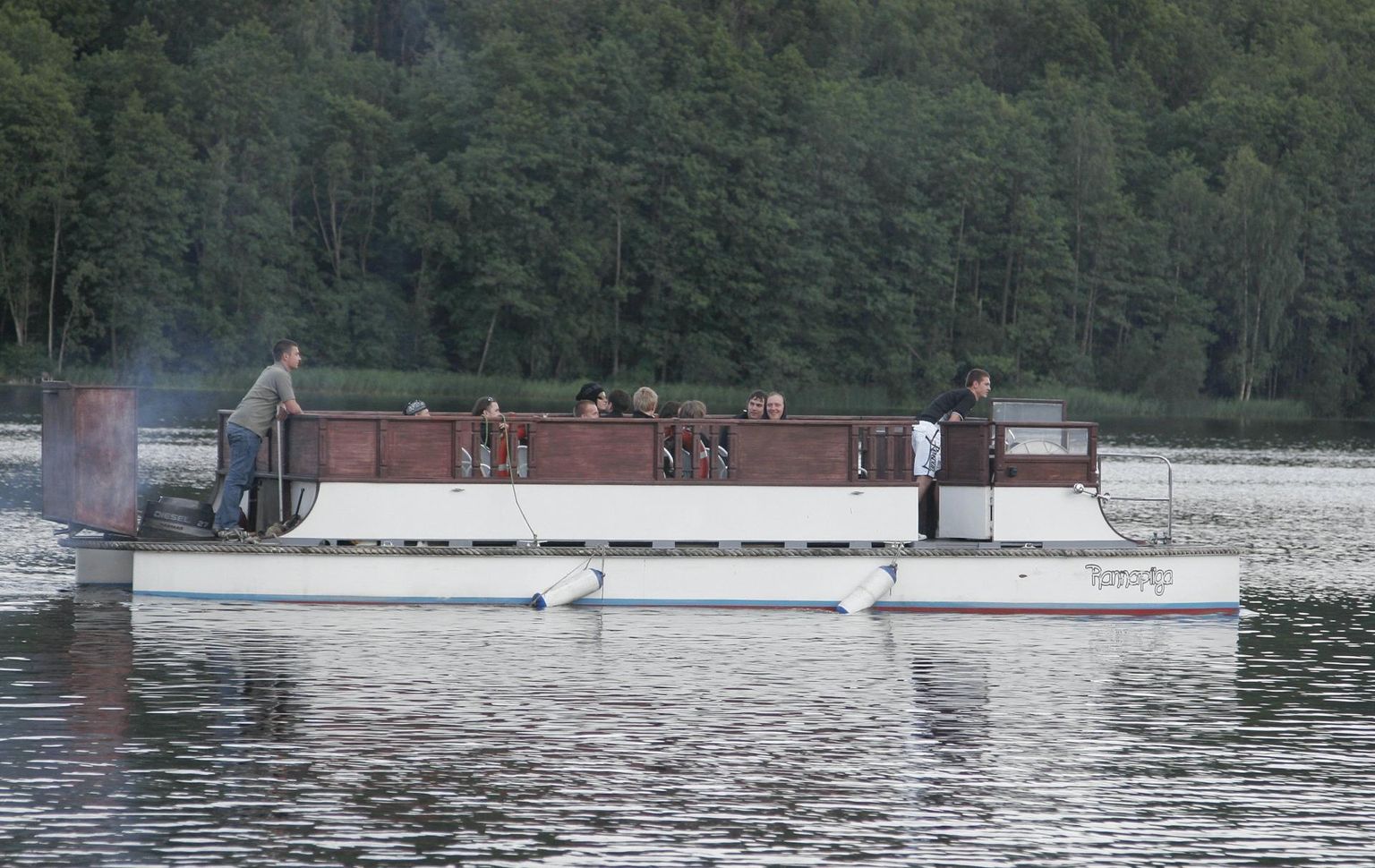 Mootorlaev Rannapiiga on Viljandi järvel lõbusõite teinud palju aastaid. Täna taheti Sammuli puhkeküla perenaise sõnul sellega teha kümmekond sõitu, kuid need jäävad ära.