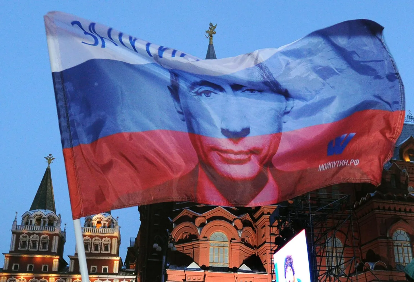 Venemaa presidenti Vladimir Putinit kujutav lipp Moskva Maneeži väljakul.
