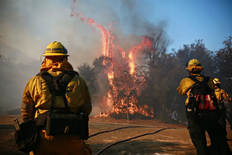 Tuletõrjujad Californias Malibus põlengut kustutamas