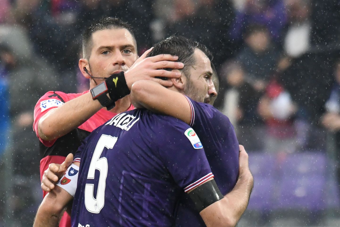 Fiorentina uut kaptenit Milan Badeljit on lohutamas mängu peakohtunik Fabrizio Pasqua ja meeskonna kaitsja Vincent Laurini.
