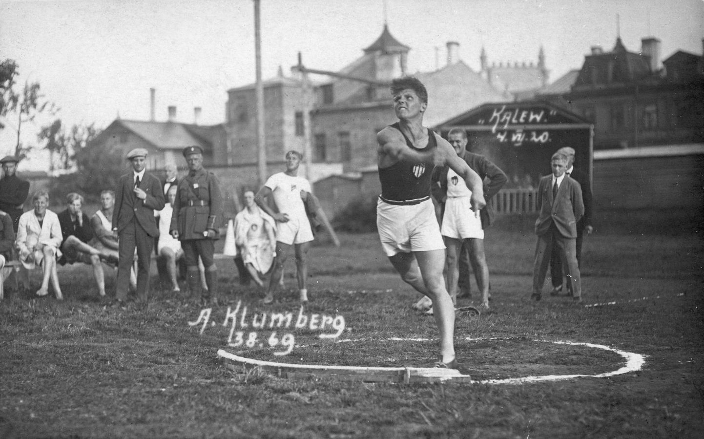 Aleksander Klumberg Tallinnas rekordipüstituse käigus ketast heitmas (4. juuli 1920).