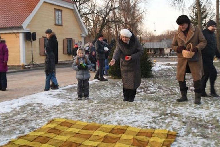 Директор музея Анна Юркане играет в народную игру 