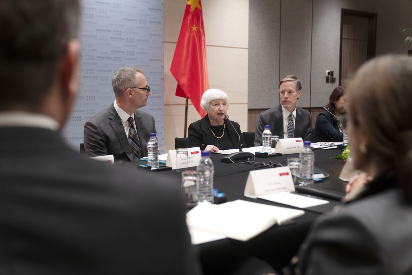 USA rahandusminister Janet Yellen (keskel) kohtumisel Hiinas.