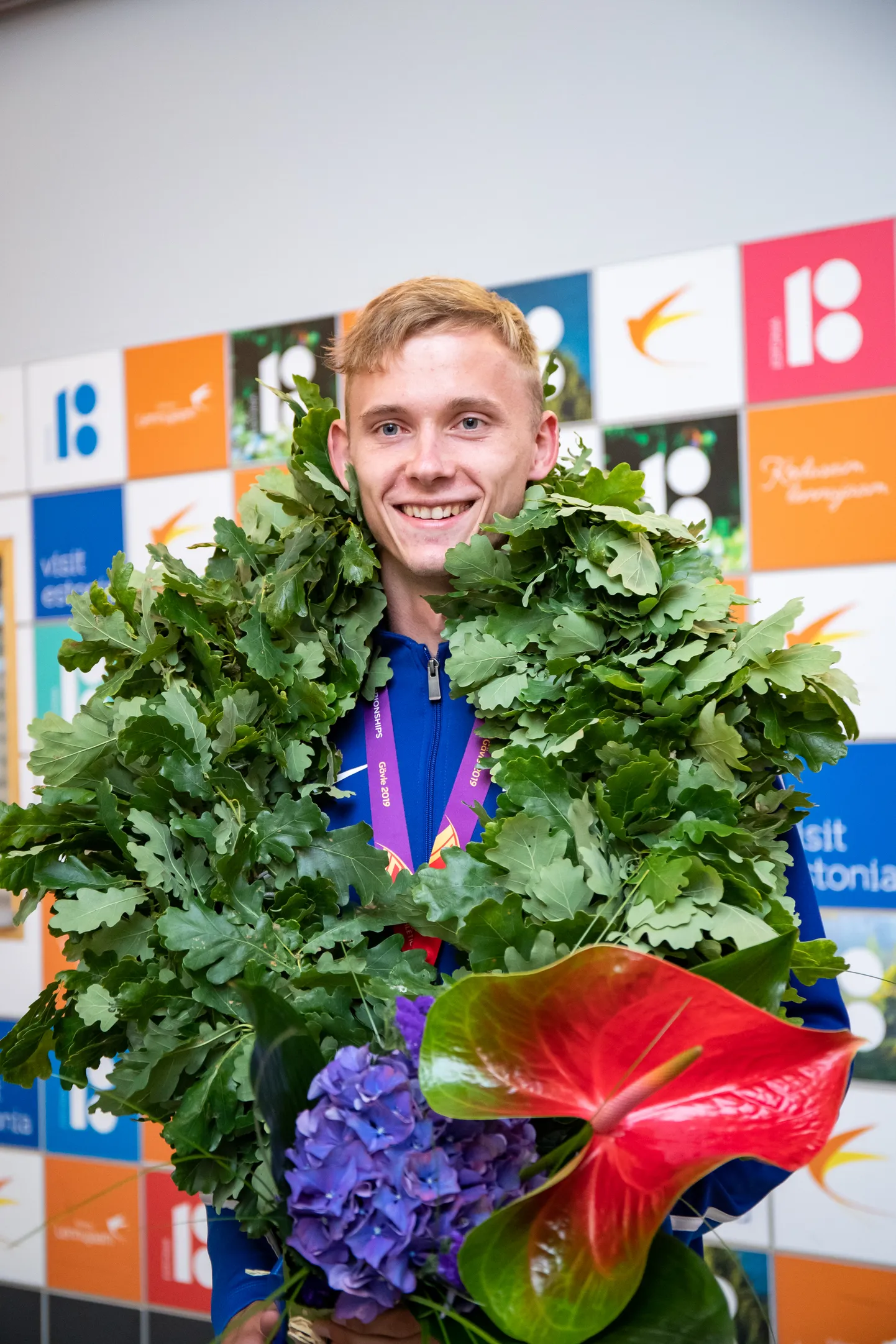 Johannes Erm poseerimas mullu U23 EMilt saadud hõbemedaliga.