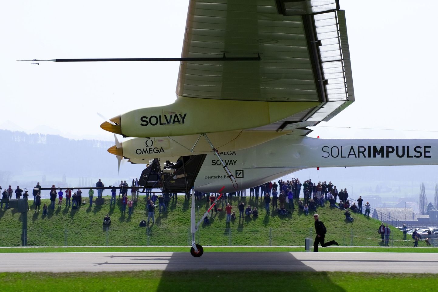 Saksamaa katselendur Markus Scherdel 7 aprillil Solar Impulse HB-SIA lennukit pärast oma esimest lendu tagasi maa peale juhtimas.