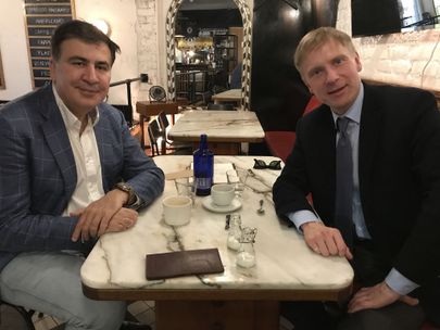 Представитель Партии Реформ Ээрик-Нийлес Кроссь опубликовал на своей странице в Facebook фото встречи с Михаилом Саакашвили в Таллинне, указав дату встречи: 14 февраля 2019 года, в День друга.