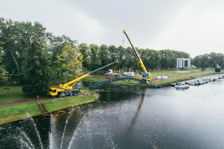 Vallikääru jalakäijate sild tõsteti paika. Väliselt on uus konstruktsioon vanaga sarnane, kuid materjaliks puidu asemel metall.