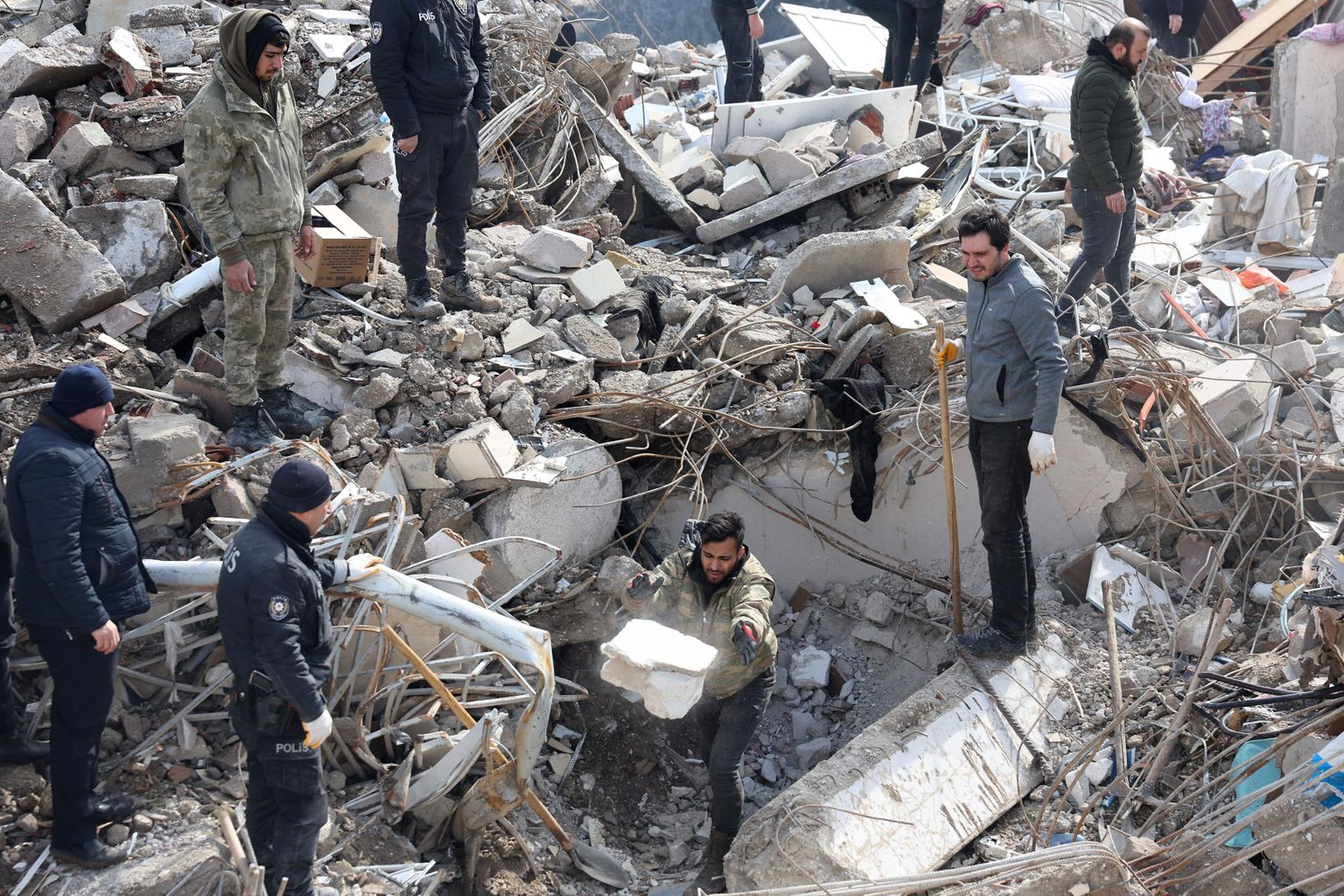 Päästjad ja elanikud kammivad maavärina epitsentri lähedal Kahramanmarasi linnas rususid läbi.