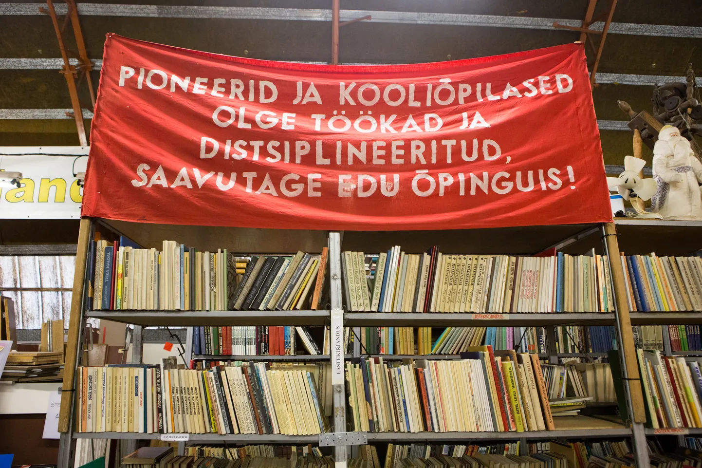 Mõned nõukogude ajast pärit loosungid on veel alles, kuid paljude jaoks on sellest ajajärgust saanud kauge ajalugu.