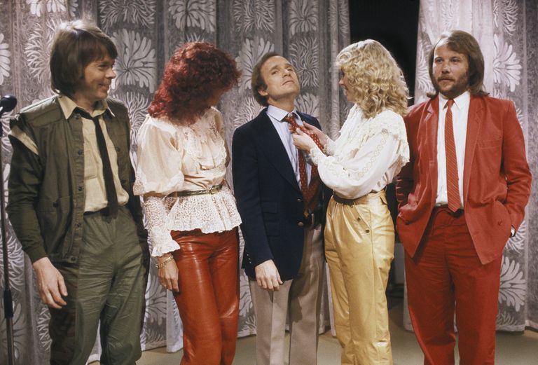 ABBA koos saatejuht Dick Cavettiga. ABBA: Bjorn Ulvaeus, Anni-Frid Lyngstad, Agnetha Faltskog ja Benny Andersson.