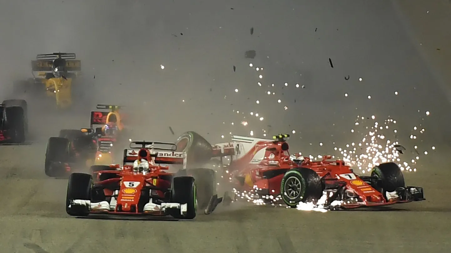 Sebastian Vettel (keskel), Kimi Räikkönen (paremal) ja Max Verstappen (taamal) jäid Singapuri etapi stardis avarii tõttu raja äärde.