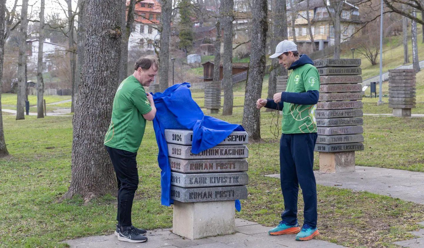 Ümber Viljandi järve jooksu korraldustoimkonna liikmed Mati Jürisson (vasakul) ja Veiko Jüris eemaldasid 14. aprilli õhtul võitja kivilt katte.