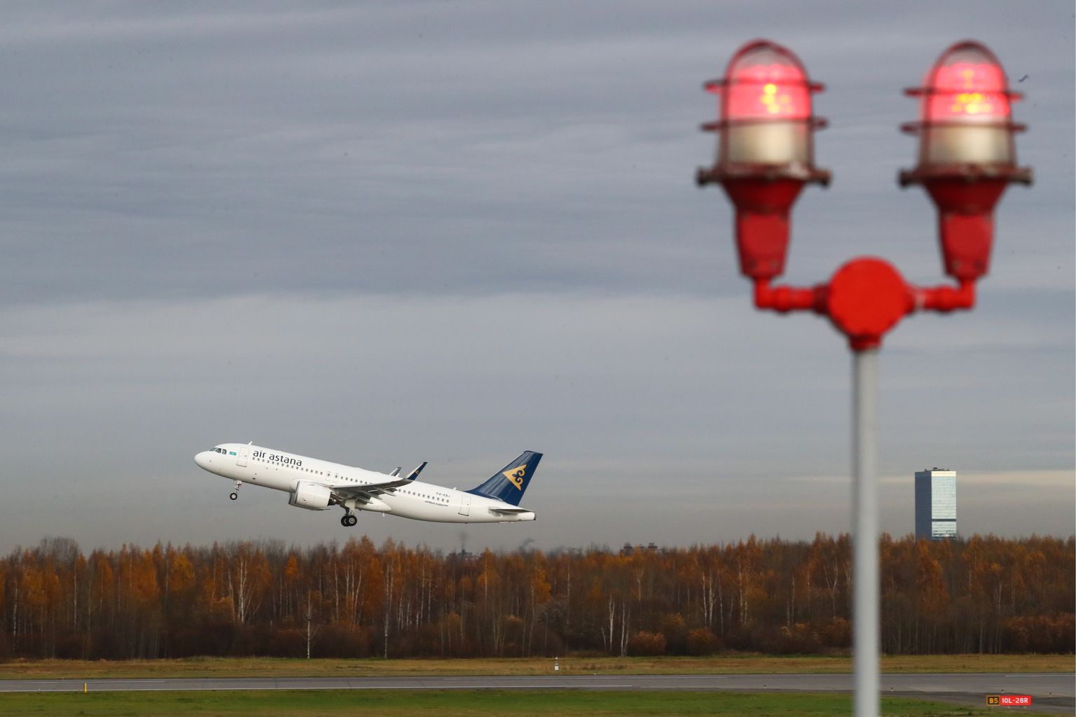 Пассажирский самолет Airbus A320 авиакомпании Air Astana взлетает в международном аэропорту Санкт-Петербурга Пулково.
