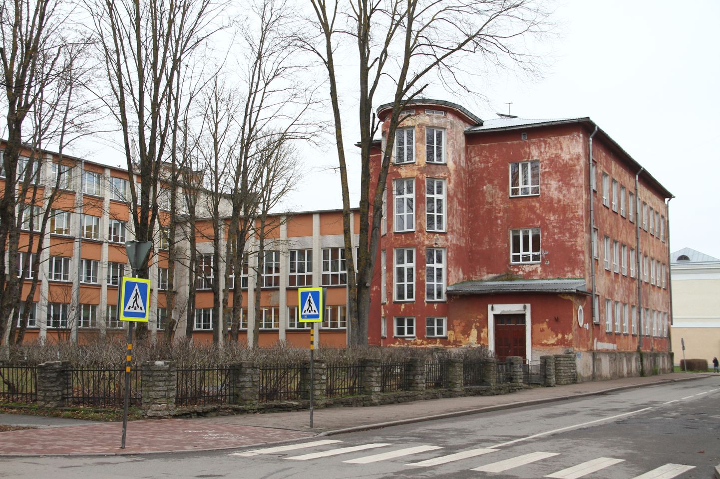 Запланировано, что при реконструкции Эстонской гимназии в Нарве более старую часть здания (красного цвета) сохранят и обновят, а остальные корпуса - снесут.