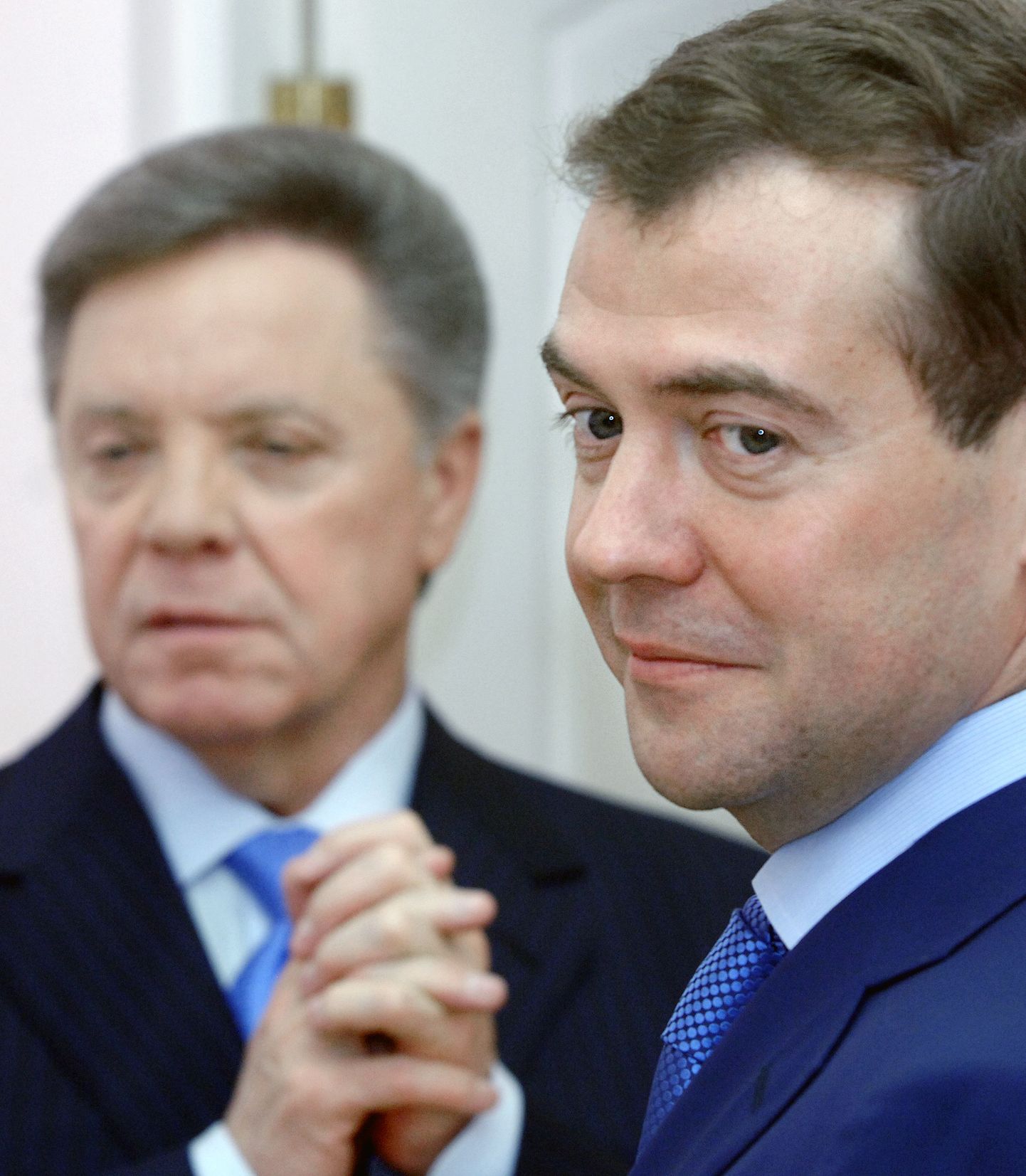 Moskva oblasti kuberner Boriss Gromov (tagaplaanil) ja Vene president Dmitri Medvedev.