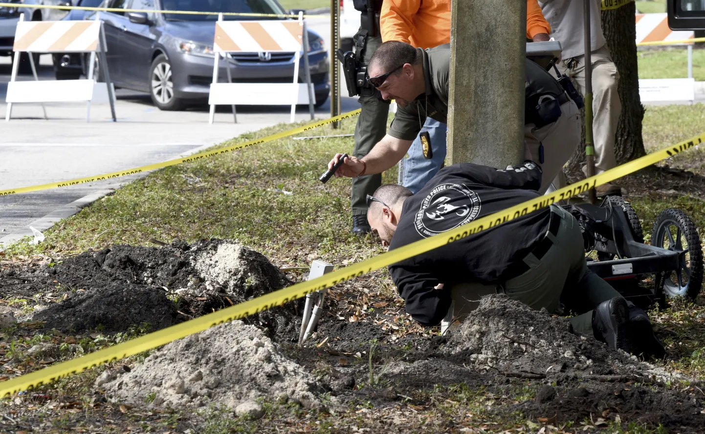 FBI ja Pembroke Pinesi politsei uurivad panga lähedalt avastatud tunnelit.