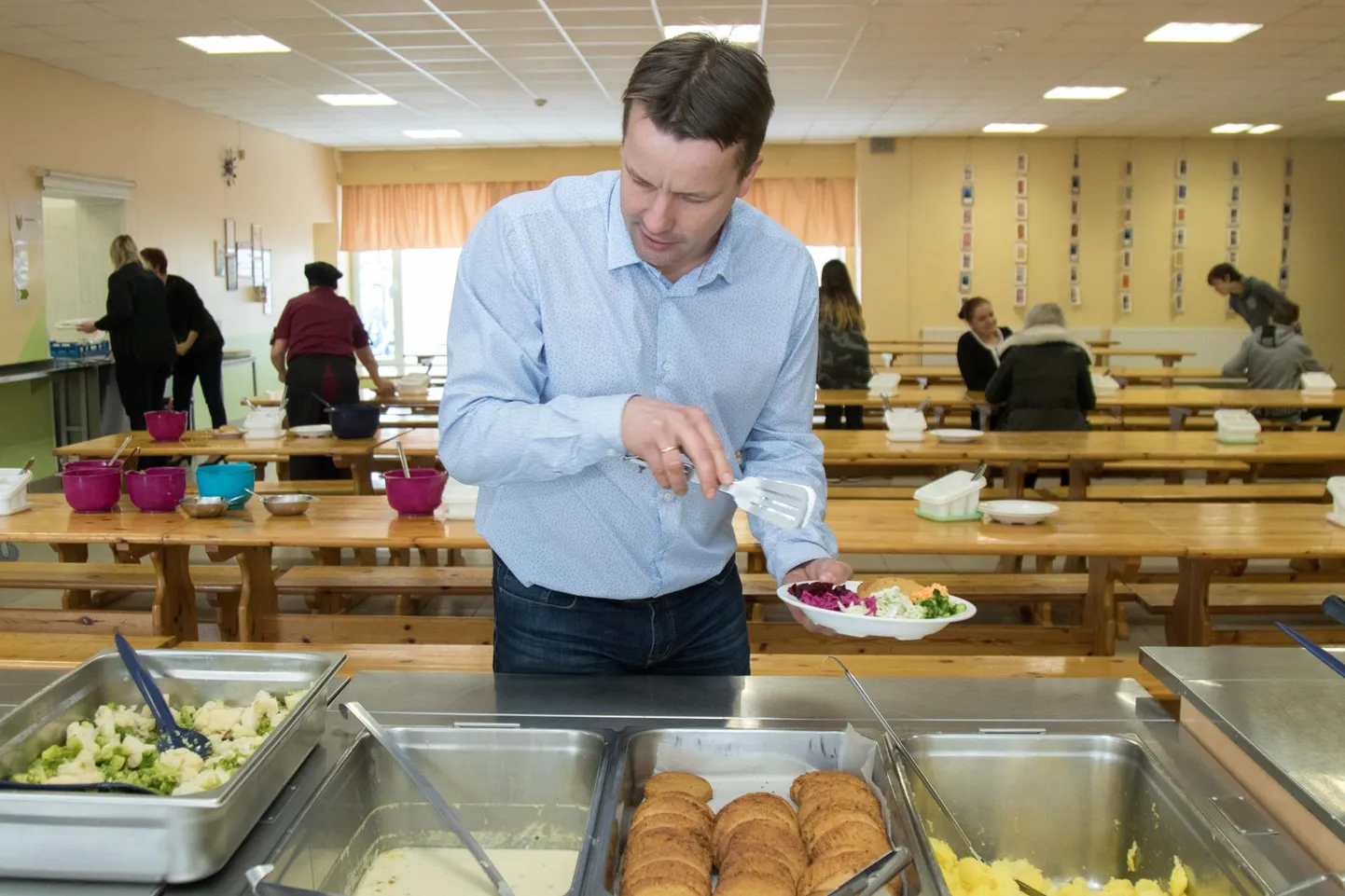 August Kitzbergi nimeline gümnaasium lööb kaasa programmis «Taime teisipäev», mis tähendab, et seal pakutakse kooliõpilastele kord kuus teisipäeviti täistaimset toitu. Fotol on kooli direktor Jaak Israel, kes kiitis koolilõunaid taevani.