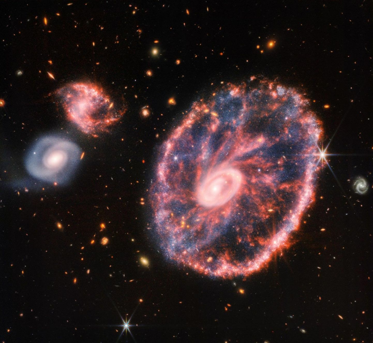 Lähi- ja keskinfrapuna instrumentide andmetest kombineeritud jäädvustus Tõllaratta galaktikast.