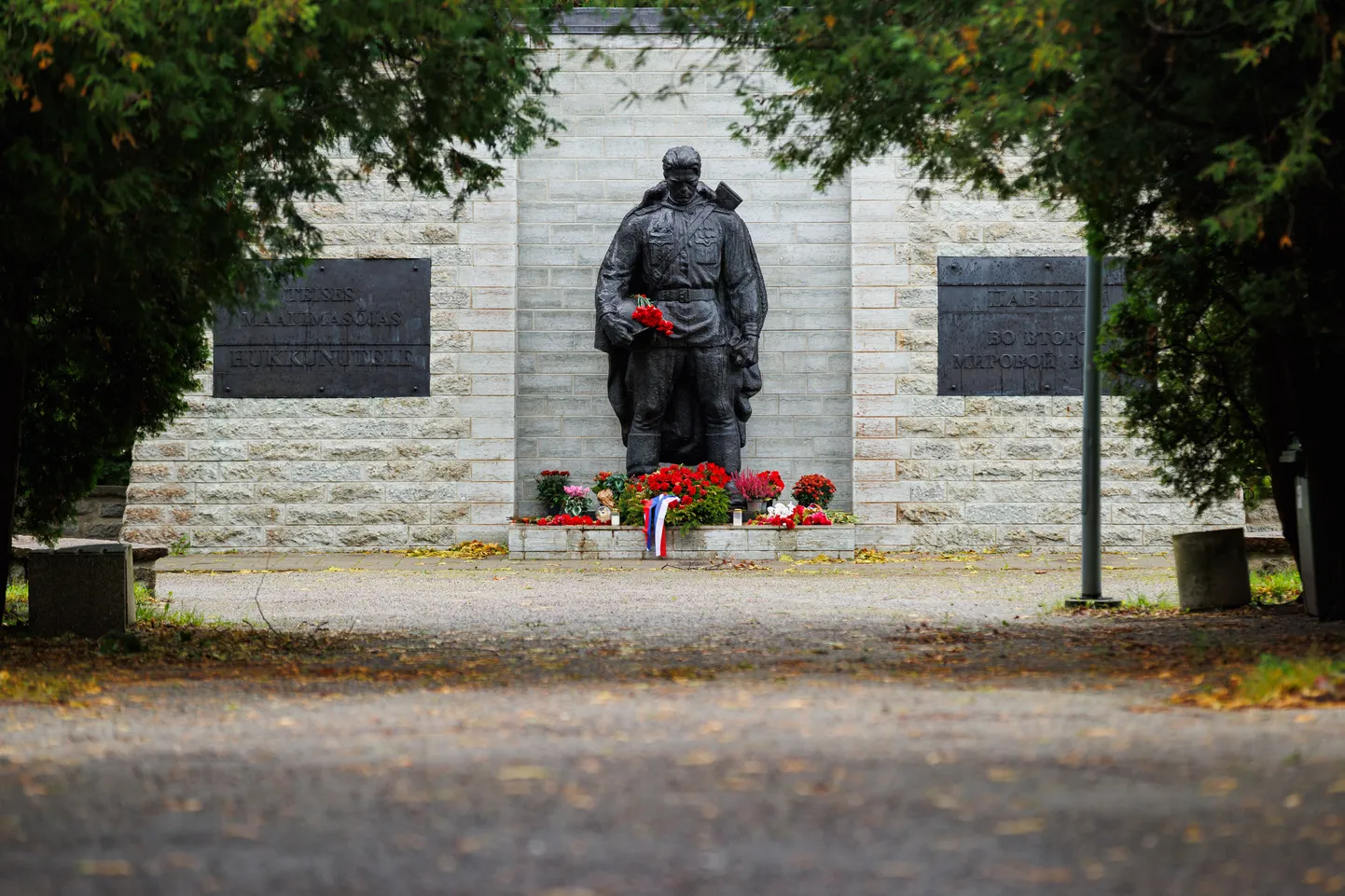 Бронзовый солдат на Военном кладбище.