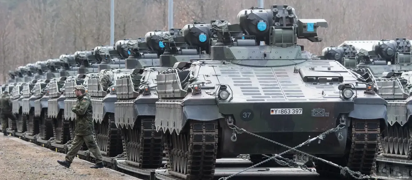 Снимок из архива: погрузка БМП Marder бундесвера на полигоне в Баварии для отправки по железной дороге