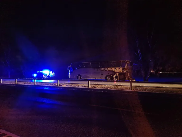 Saustes põlenud reisibuss pärast kustutamistöid.