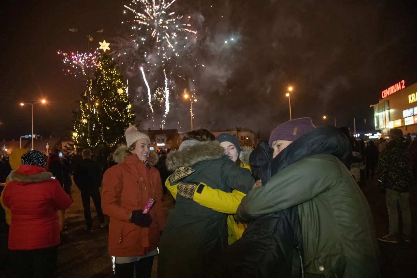 Aastavahetuse saluut tõi Viljandisse Centrumi parklasse palju rahvast.